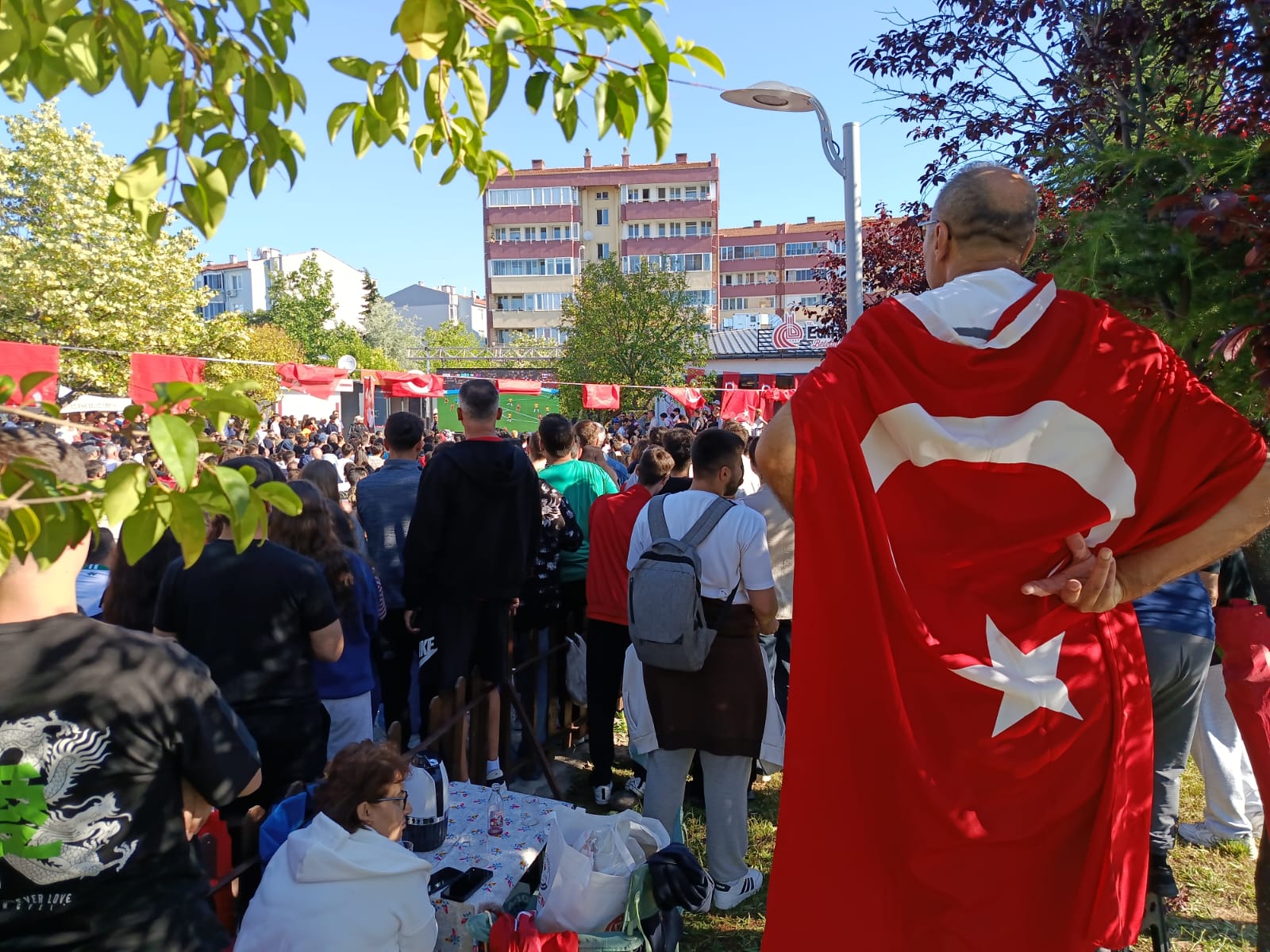 24 yıl aranın ardından Dünya Kupası'na katılan A Milli Futbol Takımı'nın Avustralya karşısındaki ilk grup maçını Edirne'de kurulan dev ekranlarda büyük bir coşkuyla takip eden vatandaşlar, alınan 2-0'lık mağlubiyetle evlerine buruk döndü.